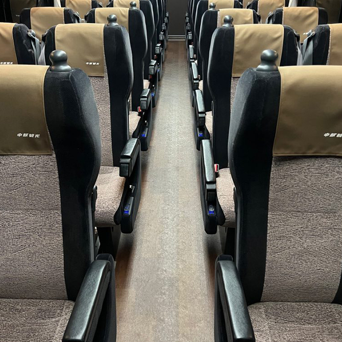 3点式シートベルト、木目調フロア、Wi-Fi完備