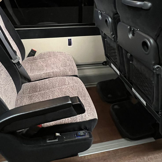 ワイドシート、フットレスト、USBポートで充電可能