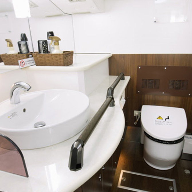 自動水栓、鏡、円形シンク、着替えスペース、手すり