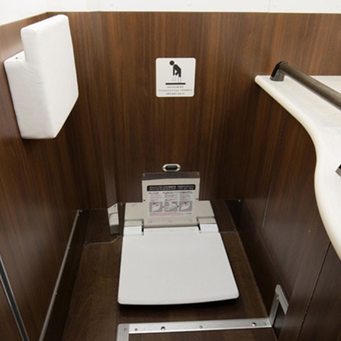 着替えの際に靴を脱いで上がっていただける台を装備